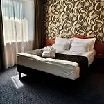 City Hotel فندق 4*
