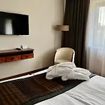 City Hotel فندق 4*