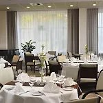 City Hotel فندق 4*