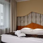City Hotel فندق 4*