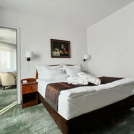 City Hotel Отель